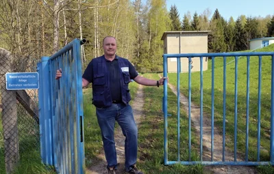 Ralf Seidel, Meister im Trinkwasserbereich Aue bei den Wasserwerken, öffnet das Tor zum Gelände rund um den Trinkwasserhochbehälter "Roter Berg". 