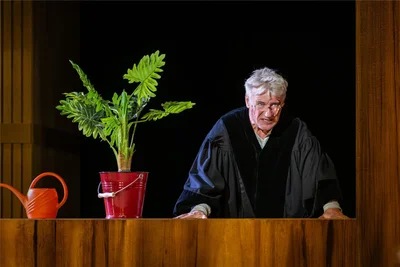 Jörg Schüttauf spielt in der Chemnitzer Inszenierung von „Der zerbrochene Krug“ den Dorfrichter Adam.