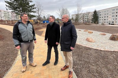 Der Stadtteilpark im Reichenbacher Westen nimmt Gestalt an. Im Bild (v. l.) André Kindermann, Polier der Fachcenter Garten + STL-Bau GmbH, im Gespräch mit Marco Luckner und Marco Strobel von der Wohnungsbaugenossenschaft Reichenbach.