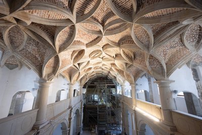 Ein Baugerüst steht in der Schlosskapelle des Dresdner Residenzschlosses. Der seit 1986 laufende Ausbau des Dresdner Schlosses soll in einem Jahr in wesentlichen Teilen abgeschlossen sein.