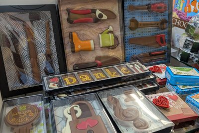 Ungefährliches Arbeitsmaterialien für den Werk- oder Schulgartenunterricht: Werkzeug aus Schokolade.