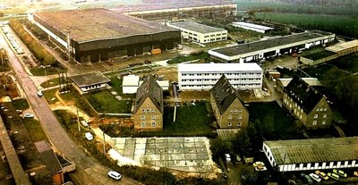 Der Rationalisierungsmittelbau und Bergbauausrüstungen Zwickau: Hinter den früheren Wohnhäusern steht das neue Verwaltungsgebäude. Neben den Werkhallen befindet sich das 1989 für die Instandhaltung errichtete Gebäude.