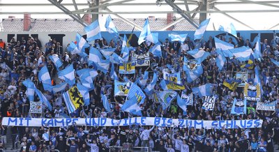 Die Fans unterstützten ihren Verein mit Fahnen und Transparenten.