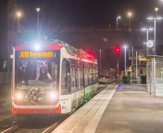 Der mit Blumen geschmückte Triebwagen setzt sich in Bewegung. Das war am frühen Samstagmorgen, zu dieser Zeit blieb der Bahnsteig in Aue fast leer. 