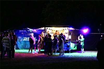 Der Jugendclub Grumbach hatte am Schankwagen ordentlich zu tun.