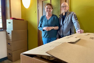 Die Liebschers sitzen auf gepackten Kisten. Das Paar zieht zurück in die alte Heimat.