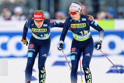 Die zweite Läuferin Katharina Hennig (links) übergibt als Erste an Teamgefährtin Pia Finke, die im Freistil eine starke Leistung bot und die Schwedin Frida Karlsson abhängte. 