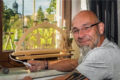 Seit Anfang September hat Frank Schönherr einen Schwibbogen im Fenster stehen, der nachts leuchtet. 