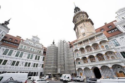 Baufahrzeuge stehen im Schlosshof des Dresdner Residenzschlosses.