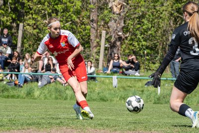 Yella Mihalyi – hier beim Torschuss im Punktspiel gegen Chemie Leipzig – erzielte im Relegationshinspiel gegen den SFC Stern den 2:1-Siegtreffer für Chemnitz.