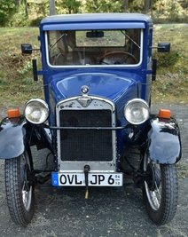 Günter Weller aus Markneukirchen zog mit seinem BMW Dixi, Baujahr 1929, zahlreiche Blicke auf sich.