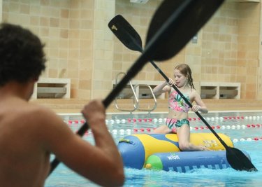 Wassersport stand bei den Feiern zum 85-jährigen Bestehen des Stadtbades natürlich im Vordergrund. Die neunjährige Nell machte beim Kanu-Rennen mit. Mit ihrer Familie kommt sie regelmäßig ins Stadtbad. 