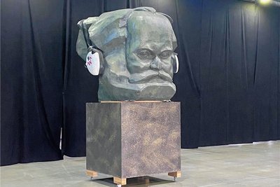 Im Foyer des Kraftverkehr begrüßte ein überdimensionaler Karl-Marx-Kopf die Journalisten bei der Ministerpräsidentenkonferenz-Ost.