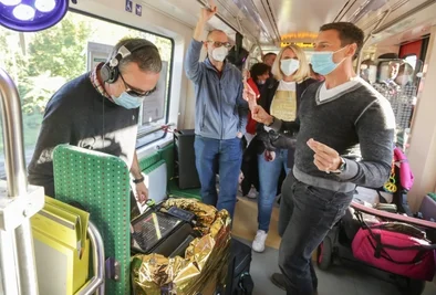 Premiere: Der erste Partyzug rollte am Samstagnachmittag von Chemnitz über Frankenberg nach Hainichen und wieder zurück nach Frankenberg. Dort fand am Abend am Bahnhof ein Konzert statt. Das Kulturhauptstadt-Projekt ist eine Idee von Thomas Uhlig und Kai Rösler. Letzterer stand als DJ im ersten von zwei Partyzügen der City-Bahn-Linie C 15 am Mischpult. 