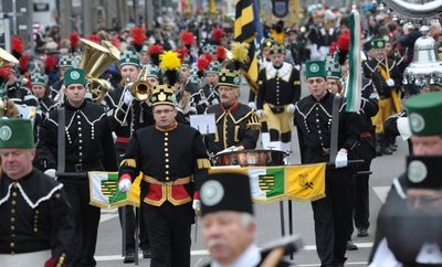 Hunderte Uniformträger und Musiker waren bei den Bergparaden in den Vorjahren unterwegs. Dieses Jahr fällt sie erneut aus. 