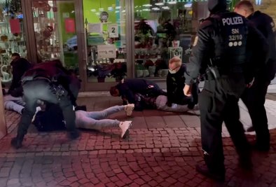 Ein Jugendlicher war bei einer Kontrolle vor der Plauener Stadtgalerie bewaffnet: nach Polizeiangaben mit einer Schreckschusspistole. 