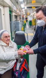 Zu den ersten Fahrgästen in der Citybahn von Aue nach Chemnitz gehörte Johanne Schwermer aus Aue, die von Sven Böttcher ein Präsent bekam.