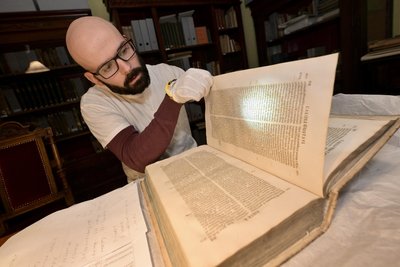 Aristeidis Gkaletsis aus Griechenland beim Studium eines historischen Buches.