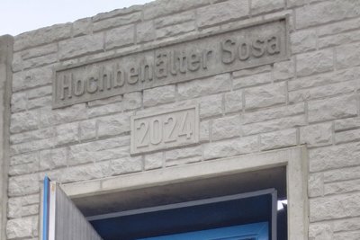 Schriftzug über dem Eingang zum neuen Trinkwasser-Hochbehälter der Wasserwerke Westerzgebirge in Sosa.
