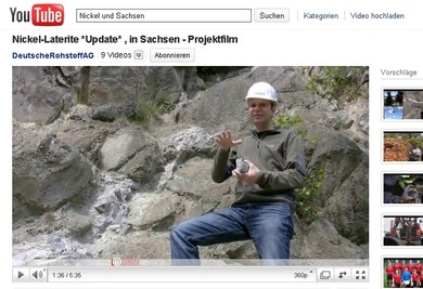 
              <p class="artikelinhalt">Auf dem Internetportal Youtube wirbt die Deutsche Rohstoff AG für den Nickelabbau auf dem Kiefernberg. Geologe Jörg Reichert erklärt nahe der Karl-May-Höhle, warum sich eine Förderung lohnen könnte. Finden lässt sich das Video mit den Suchbegriffen Nickel und Sachsen. </p>
            