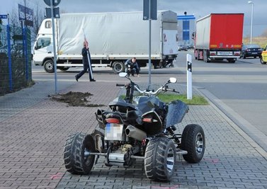 Beim Zusammenstoß eines Quad mit einem Laster ist am Donnerstagfrüh ein 29-Jähriger ums Leben gekommen.