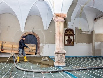 Anfang April brachten Döbelner Fachleute im Rathausfoyer den Estrich auf. Für Naturstein- und Fliesenarbeiten fand sich kein Bieter. 