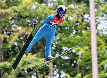 Kimi Schwarz von der SG Nickelhütte Aue flog beim Nord-Cup auf der Pöhlbachschanze zu Silber. 