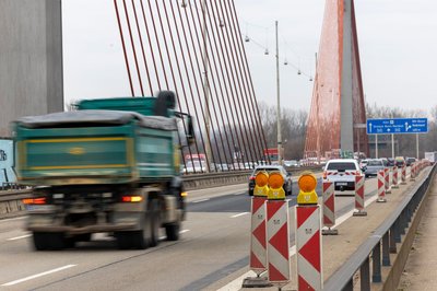Die Bonner Nordbrücke ist bereits seit Februar für schwere Lkw gesperrt. (Archivbild)