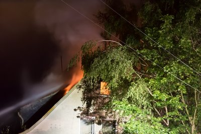 Der Dachstuhl des Hauses an der Dietrich-Bonhoeffer-Straße brannte in der Nacht zu Dienstag völlig nieder.