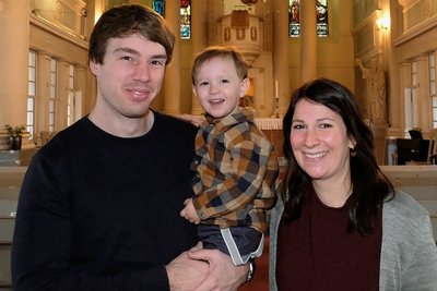 Fototermin in der Schlosskirche Netzschkau. Samuel Friebis mit seiner Frau Julia und dem zweijährigen Sohn Josia. 