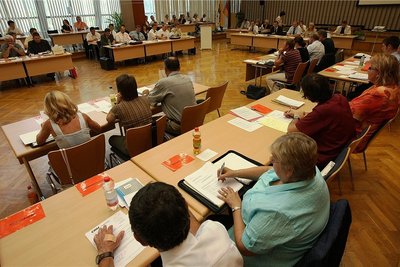 Bislang waren mindestens drei Stadträte zur Bildung einer Fraktion notwendig. 