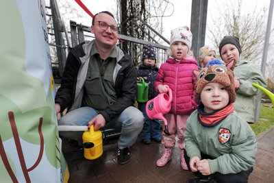 Julian Schwenkglenks, Experte für Klimaanpassung der Stadt Plauen, hilft den „Mäuseburg“-Kinder beim ersten Gießgang.