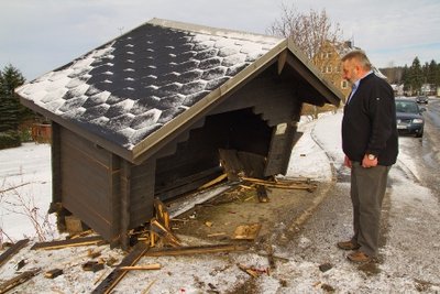 Bärensteins Bürgermeister Bernd Schlegel machte sich am Samstag ein Bild von dem Unfall.