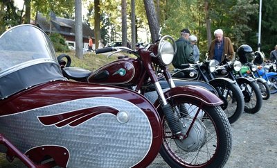 Auch altehrwürdige Zweiräder gab es reichlich in Bobenneukirchen zu bewundern. Insgesamt gab es rund 100 Motorräder, Mopeds, Autos und Traktoren mit Baujahr vor 1989 zu sehen.