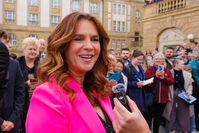Auf dem roten Teppich beantwortet Katarina Witt Fragen und gibt Autogramme.