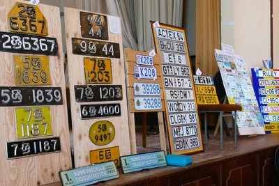 Displays mit besonderen Kennzeichen etwa aus Saudi-Arabien oder dem Fürstentum Monaco waren auf der Bühne ausgestellt.