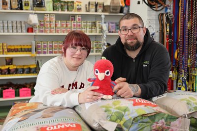 Swetlana und Falco Conrad in ihrem Futtershop in Raschau.