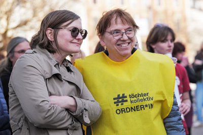 Zum Frauenstreik trat Ulrike Liebscher nochmals als Ordnerin auf, hier rechts neben Theresia Schumann, Projektmitarbeiterin bei Vogtland Vernetzt.