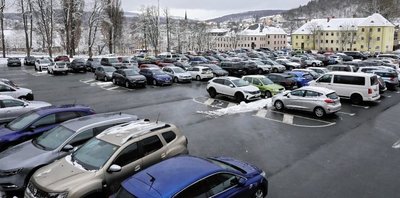 Zum Fußballspiel am Sonntagnachmittag ungewöhnlich stark frequentiert: der Anton-Günther-Platz in Aue. 