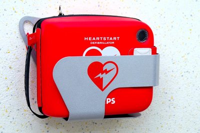 In vielen Orten sind Defibrillatoren im öffentlichen Raum bereits Standard.