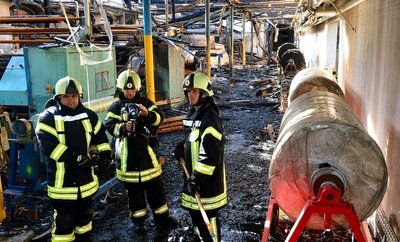 Frankenberger Feuerwehrleute suchten am Tag nach dem Feuer mit der Wärmebildkamera nach Glutnestern in den Werkhallen von Color Textil.