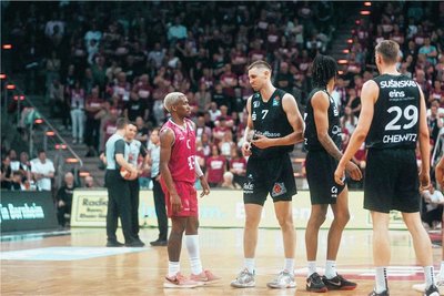 In diesem Duell ist der Goliath der Kleinere: Bonns Spielmacher T.J. Shorts (links) hat mit seinem Team den Niners um Kapiän Jonas Richter zwei Mal die Grenzen aufgezeigt. 