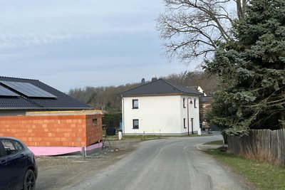 An der Lauterbacher Straße in Schönbrunn soll dieses Jahr ein Fußweg gebaut werden.