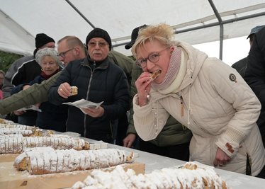 Anja Vogel aus Zwönitz (vorn) hat auch in diesem Jahr den Stollen mit verkostet.