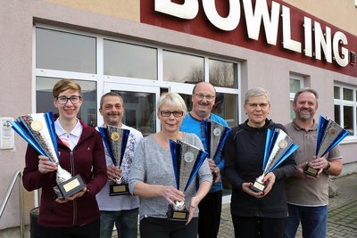 Die Sieger des Bowling-Neujahrsturniers: Bei den Damen setzte sich Jenny Schwarz (links) aus Schwarzenberg und Mike Weiß (2. v. l.) aus Bad Schlema.