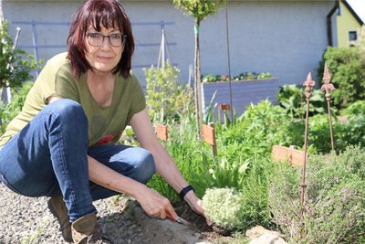 Steffi Lätzer in ihrem Garten in Langenbuch. Am Sonntag empfängt auch sie Besucher.