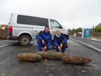 Tobias Oelsner und Bettina Jurga vom Kampfmittelräumdienst Nürnberg haben die drei Bomben entschärft.                    