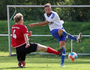 Colin Ullmann (r.) vom VfB gehörte in der Vorwoche gegen Leipzig zu den Matchwinnern. Im Heimspiel gegen Dresden Striesen (hier mit Tim Schröter im Zweikampf) vergab Glauchau zu viele Chancen. 
