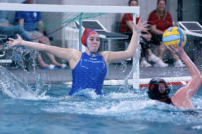 Torhüterin Muriel Tannenhauer zeigte im Spiel der Chemnitzer Wasserballerinnen gegen Hamburg zahlreiche Paraden.
