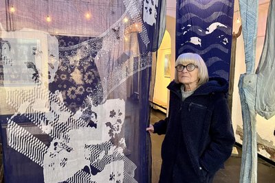 Christine Beier in der Galerie Silberstein in Schwarzenberg: eine Sonderschau zum Geburtstag.